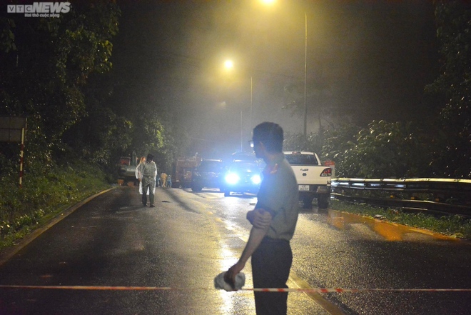 Phong toả hiện trường trên đèo Bảo Lộc, thi thể 3 nạn nhân được di dời - Ảnh 6.