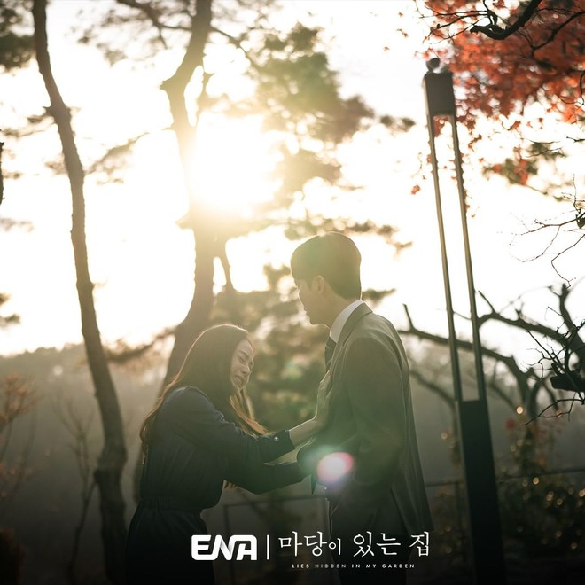 Lộ bí mật lớn nhất Khu Vườn Dối Trá khiến khán giả ngỡ ngàng, diễn xuất của Kim Tae Hee gây bất ngờ - Ảnh 4.