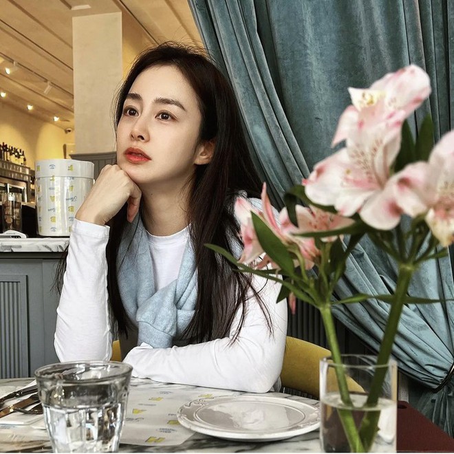 Kim Tae Hee trẻ trung như khi đóng Chuyện tình Harvard gần 20 năm trước - Ảnh 2.