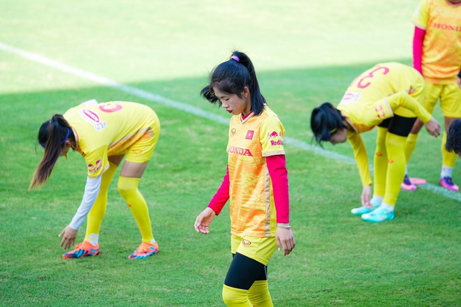 Ngẩn ngơ trước sự đ&aacute;ng y&ecirc;u của Thanh Nh&atilde; trước ng&agrave;y l&ecirc;n đường dự World Cup 2023 - Ảnh 3.