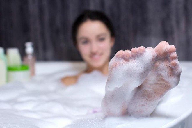 Phụ nữ l&agrave;m được những việc n&agrave;y khi tắm sẽ trẻ trung v&agrave; sống l&acirc;u hơn - Ảnh 1.