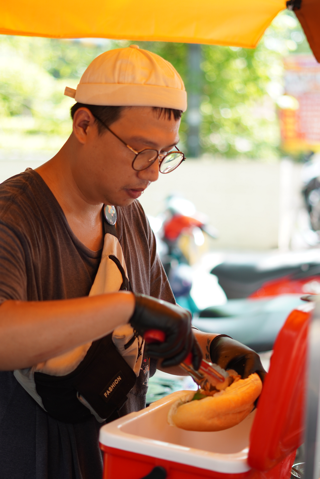 Xe đẩy b&aacute;nh m&igrave; chả c&aacute; ng&agrave;y b&aacute;n 700 ổ, b&agrave; chủ kiếm 200 triệu/th&aacute;ng vẫn kh&ocirc;ng nghỉ việc văn ph&ograve;ng - Ảnh 3.