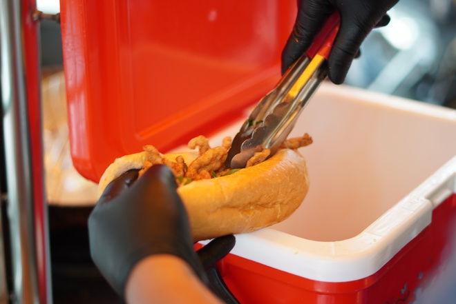 Xe đẩy b&aacute;nh m&igrave; chả c&aacute; ng&agrave;y b&aacute;n 700 ổ, b&agrave; chủ kiếm 200 triệu/th&aacute;ng vẫn kh&ocirc;ng nghỉ việc văn ph&ograve;ng - Ảnh 2.