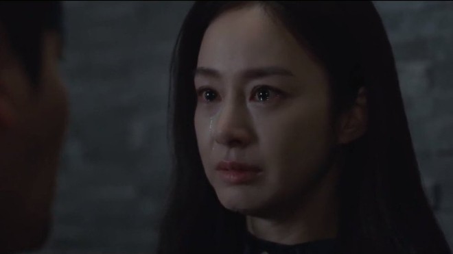 Khu Vườn Dối Trá tiếp tục khiến khán giả ngỡ ngàng, Kim Tae Hee sụp đổ trước bí mật của chồng - Ảnh 4.
