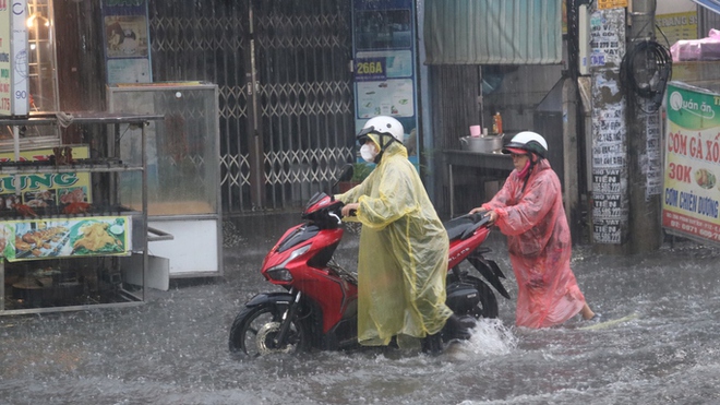 Nhiều tuyến đường tại TPHCM ngập sâu trong ngày đầu của đợt mưa diện rộng - Ảnh 6.