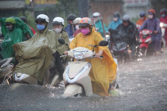 Nhiều tuyến đường tại TPHCM ngập sâu trong ngày đầu của đợt mưa diện rộng - Ảnh 2.