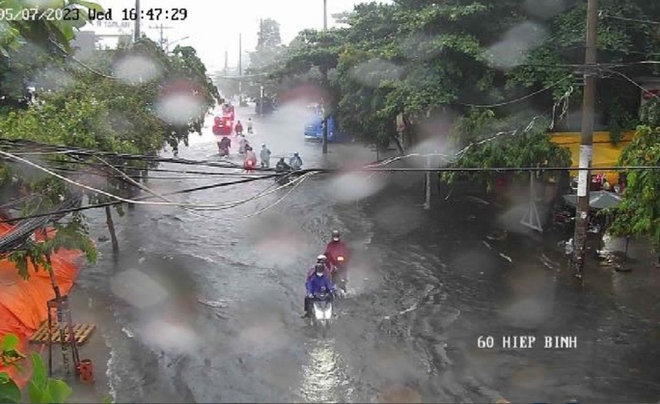 Nhiều tuyến đường tại TPHCM ngập sâu trong ngày đầu của đợt mưa diện rộng - Ảnh 1.