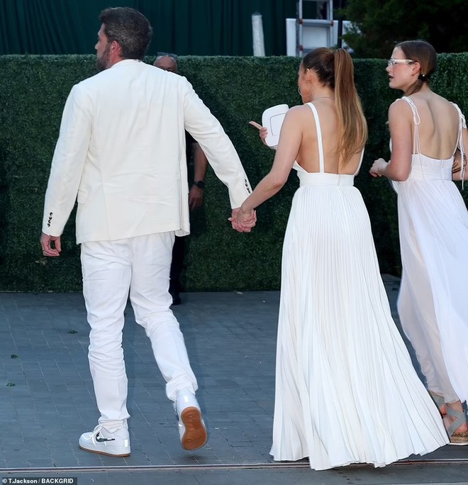 Jennifer Lopez và Ben Affleck nóng bỏng dự tiệc - Ảnh 5.