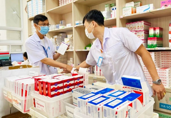 Sở Y tế TP.HCM yêu cầu bệnh viện không để người bệnh phải mua thuốc bên ngoài - Ảnh 1.