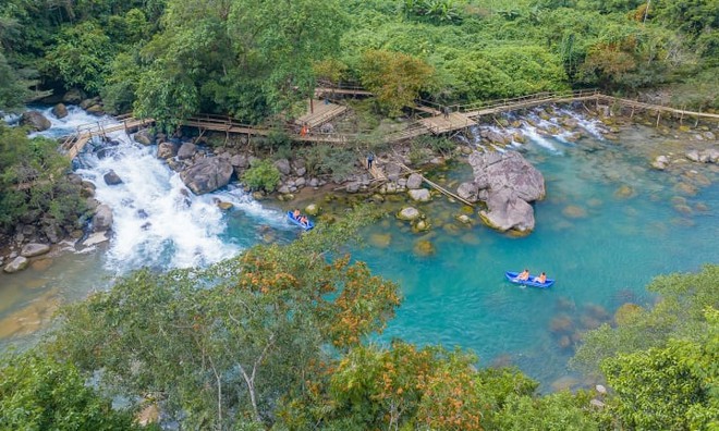 Đến Quảng Bình đừng quên tận hưởng bình yên ở dòng suối Moọc hoang sơ - Ảnh 4. Đến Quảng Bình đừng quên tận hưởng bình yên ở dòng suối Moọc hoang sơ - Ảnh 4.