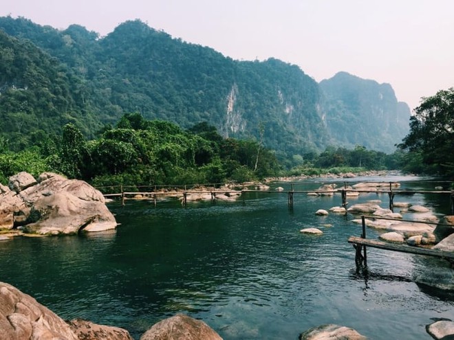 Đến Quảng Bình đừng quên tận hưởng bình yên ở dòng suối Moọc hoang sơ - Ảnh 2. Đến Quảng Bình đừng quên tận hưởng bình yên ở dòng suối Moọc hoang sơ - Ảnh 2.