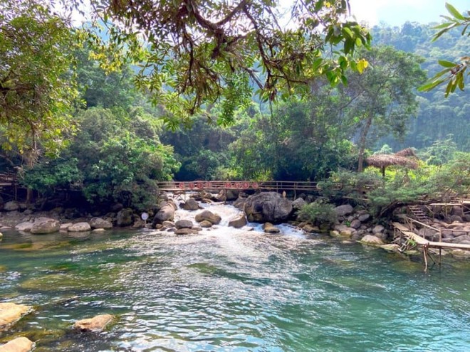 Đến Quảng Bình đừng quên tận hưởng bình yên ở dòng suối Moọc hoang sơ - Ảnh 1. Đến Quảng Bình đừng quên tận hưởng bình yên ở dòng suối Moọc hoang sơ - Ảnh 1.