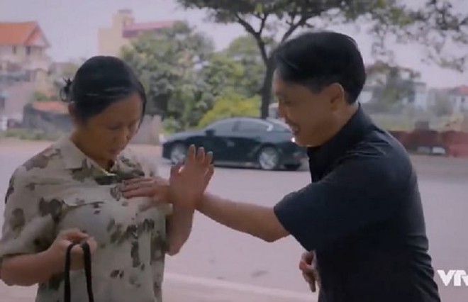 Cảnh quay giấu tiền trong ngực của cặp lươn chúa phim Cuộc Đời Vẫn Đẹp Sao gây tranh cãi - Ảnh 1.