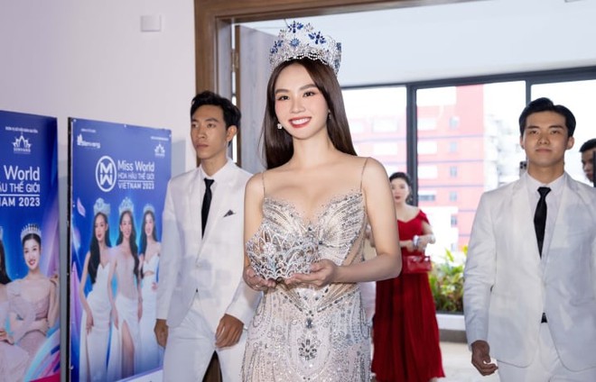 Vương miện Miss World Vietnam 2023 được đ&iacute;nh kết h&agrave;ng ngh&igrave;n vi&ecirc;n đ&aacute; qu&yacute; - Ảnh 3.