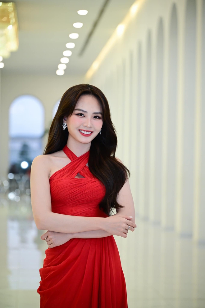 Gặp sự cố su&yacute;t t&eacute; ng&atilde; khi l&ecirc;n s&acirc;n khấu, Hoa hậu Mai Phương xử l&yacute; ra sao m&agrave; được khen ngợi? - Ảnh 4.