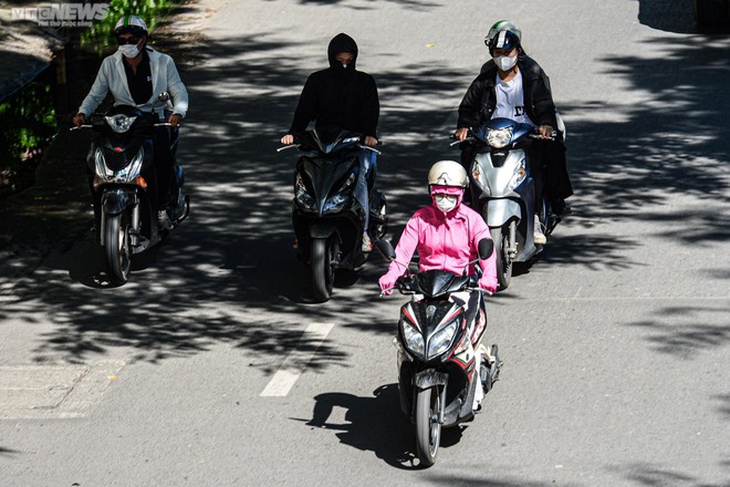 Người H&agrave; Nội k&iacute;n m&iacute;t như Ninja, vật v&atilde; mưu sinh trong đợt nắng n&oacute;ng k&eacute;o d&agrave;i - Ảnh 16.