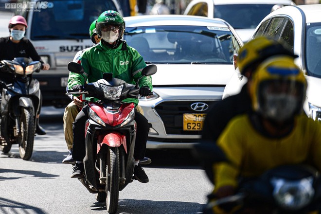 Người H&agrave; Nội k&iacute;n m&iacute;t như Ninja, vật v&atilde; mưu sinh trong đợt nắng n&oacute;ng k&eacute;o d&agrave;i - Ảnh 7.