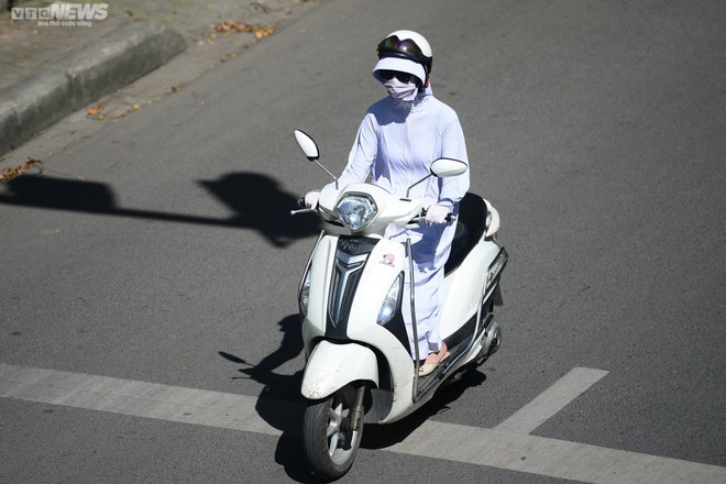 Người H&agrave; Nội k&iacute;n m&iacute;t như Ninja, vật v&atilde; mưu sinh trong đợt nắng n&oacute;ng k&eacute;o d&agrave;i - Ảnh 6.