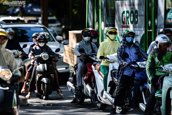 Người H&agrave; Nội k&iacute;n m&iacute;t như Ninja, vật v&atilde; mưu sinh trong đợt nắng n&oacute;ng k&eacute;o d&agrave;i - Ảnh 4.