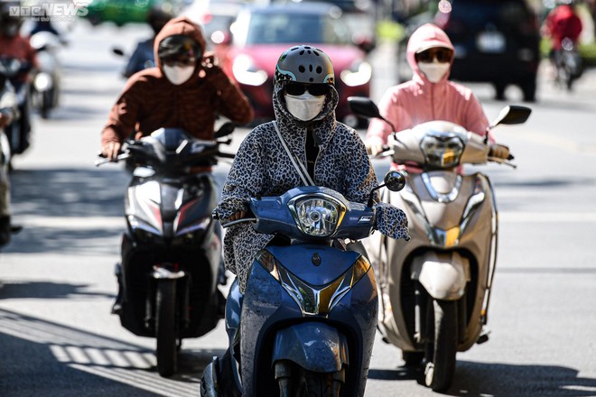 Người H&agrave; Nội k&iacute;n m&iacute;t như Ninja, vật v&atilde; mưu sinh trong đợt nắng n&oacute;ng k&eacute;o d&agrave;i - Ảnh 3.