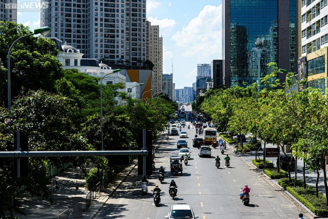 Người H&agrave; Nội k&iacute;n m&iacute;t như Ninja, vật v&atilde; mưu sinh trong đợt nắng n&oacute;ng k&eacute;o d&agrave;i - Ảnh 2.