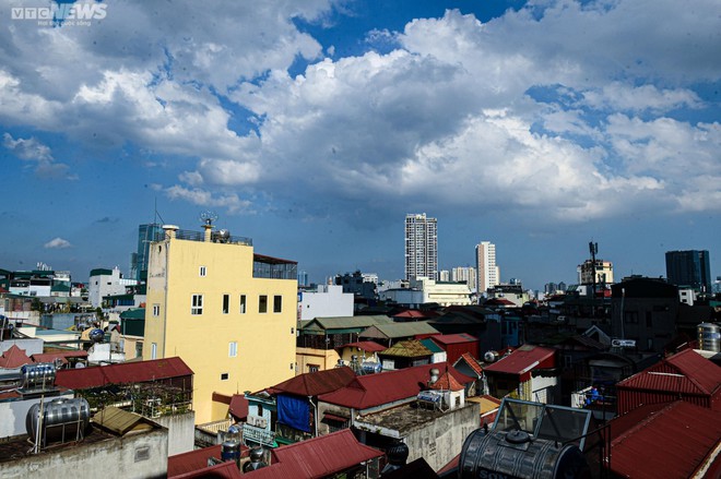 Người H&agrave; Nội k&iacute;n m&iacute;t như Ninja, vật v&atilde; mưu sinh trong đợt nắng n&oacute;ng k&eacute;o d&agrave;i - Ảnh 1.