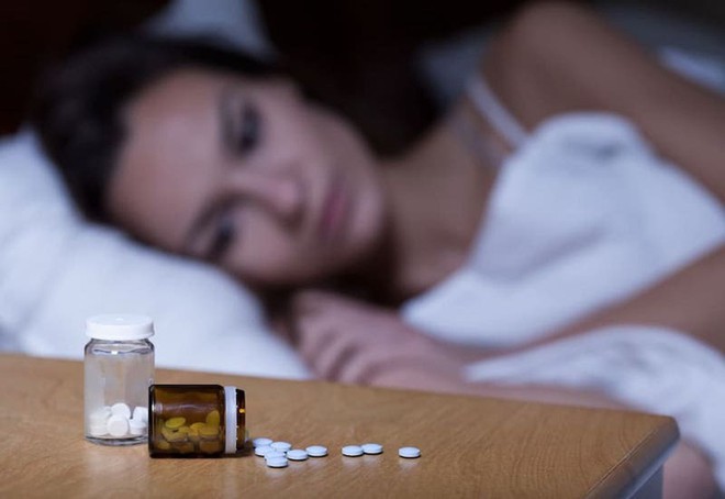 Điều g&igrave; sẽ xảy ra với cơ thể nếu uống c&ugrave;ng l&uacute;c 100 vi&ecirc;n thuốc ngủ? - Ảnh 1.