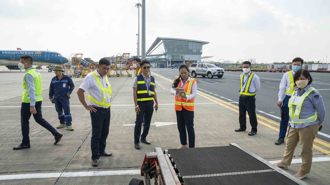 Cận cảnh soi đường băng t&igrave;m vật thể lạ ở s&acirc;n bay Nội B&agrave;i - Ảnh 13.