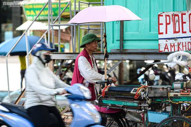 Người H&agrave; Nội k&iacute;n m&iacute;t như Ninja, vật v&atilde; mưu sinh trong đợt nắng n&oacute;ng k&eacute;o d&agrave;i - Ảnh 14.