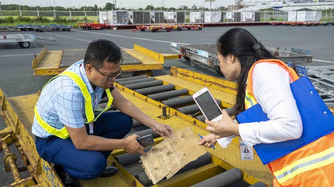 Cận cảnh soi đường băng t&igrave;m vật thể lạ ở s&acirc;n bay Nội B&agrave;i - Ảnh 12.