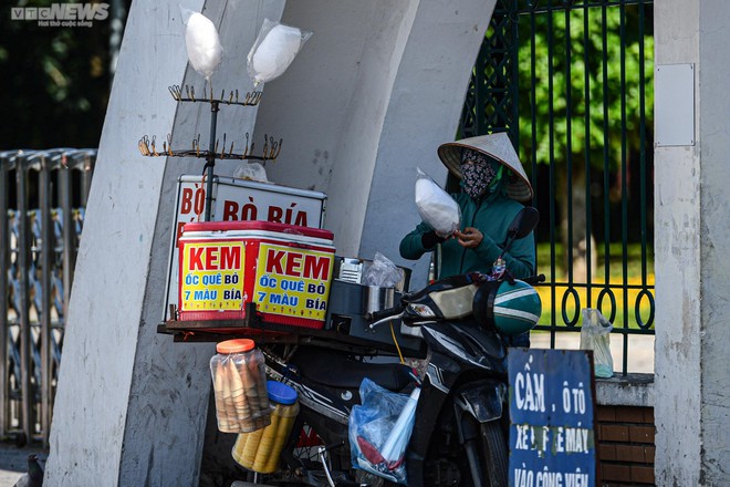 Người H&agrave; Nội k&iacute;n m&iacute;t như Ninja, vật v&atilde; mưu sinh trong đợt nắng n&oacute;ng k&eacute;o d&agrave;i - Ảnh 13.