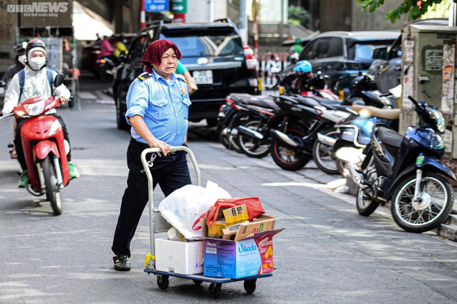 Người H&agrave; Nội k&iacute;n m&iacute;t như Ninja, vật v&atilde; mưu sinh trong đợt nắng n&oacute;ng k&eacute;o d&agrave;i - Ảnh 12.