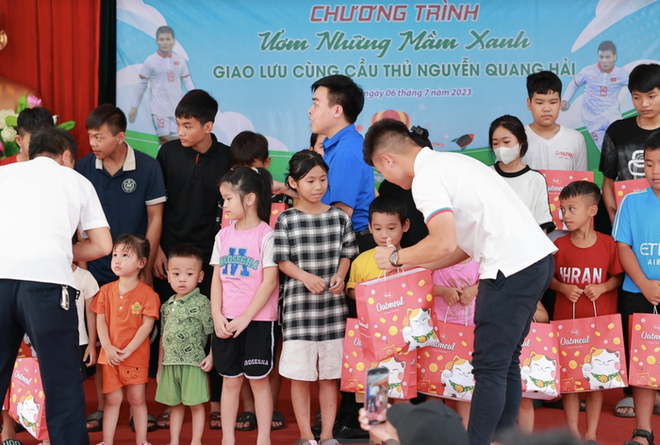 Quang Hải &acirc;m thầm l&agrave;m từ thiện giữa ồn &agrave;o của bạn g&aacute;i - Ảnh 1.