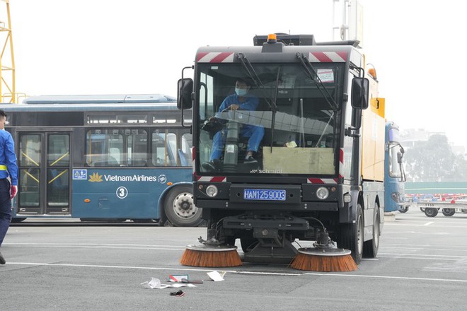 Cận cảnh soi đường băng t&igrave;m vật thể lạ ở s&acirc;n bay Nội B&agrave;i - Ảnh 9.
