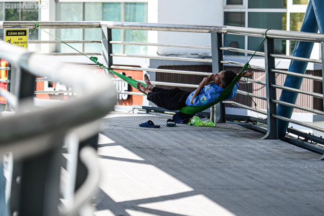 Người H&agrave; Nội k&iacute;n m&iacute;t như Ninja, vật v&atilde; mưu sinh trong đợt nắng n&oacute;ng k&eacute;o d&agrave;i - Ảnh 10.