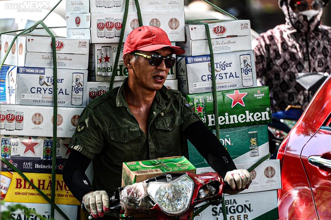 Người H&agrave; Nội k&iacute;n m&iacute;t như Ninja, vật v&atilde; mưu sinh trong đợt nắng n&oacute;ng k&eacute;o d&agrave;i - Ảnh 9.