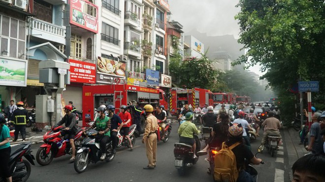 H&agrave; Nội: Ch&aacute;y lớn tại căn nh&agrave; trong ng&otilde; l&uacute;c rạng s&aacute;ng, 3 người bị mắc kẹt - Ảnh 2.