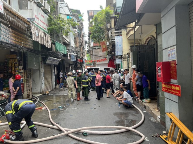 Ch&aacute;y nh&agrave;, 3 người chết ở H&agrave; Nội: H&agrave;ng x&oacute;m đập cửa tri h&ocirc; nhưng kh&ocirc;ng thấy ai l&ecirc;n tiếng - Ảnh 3.