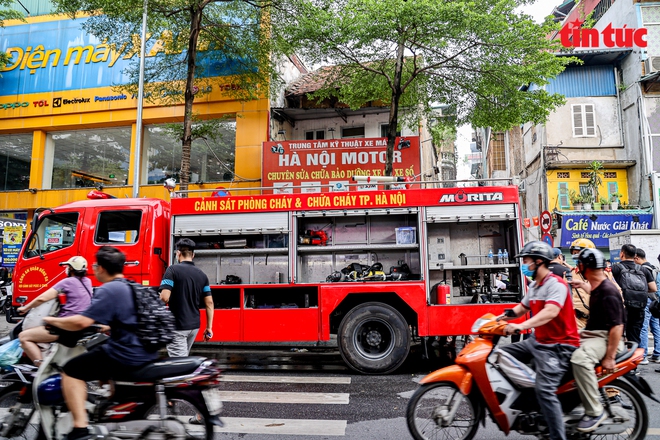 Hình ảnh xúc động khi người dân hỗ trợ chiến sĩ cứu hỏa trong vụ cháy ở Hà Nội - Ảnh 2.