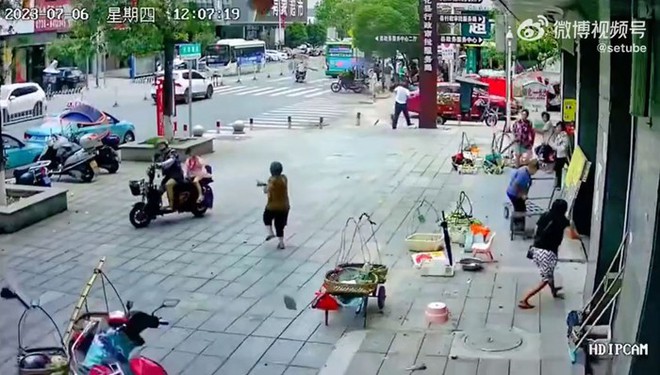 Khoảnh khắc vỉa h&egrave; &ldquo;nổ tung&rdquo; trong t&iacute;ch tắc, nhiều người kinh ho&agrave;ng th&aacute;o chạy - Ảnh 1.