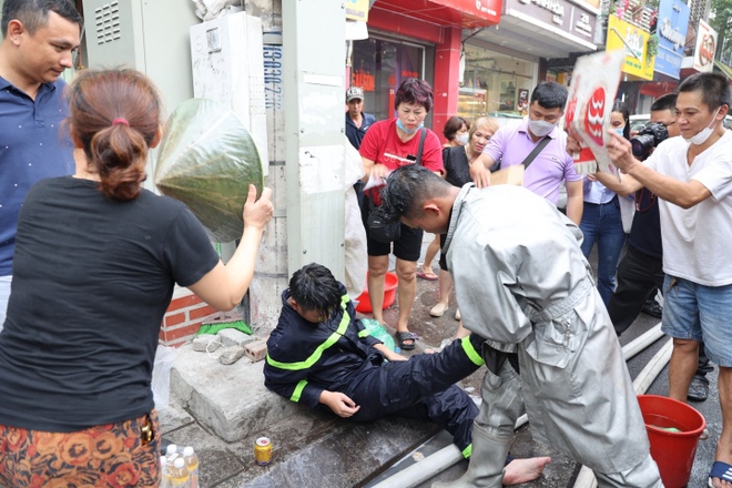Ch&aacute;y nh&agrave;, 3 người chết ở H&agrave; Nội: H&agrave;ng x&oacute;m đập cửa tri h&ocirc; nhưng kh&ocirc;ng thấy ai l&ecirc;n tiếng - Ảnh 2.