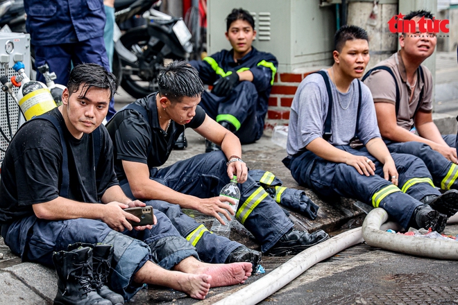 Hình ảnh xúc động khi người dân hỗ trợ chiến sĩ cứu hỏa trong vụ cháy ở Hà Nội - Ảnh 13.