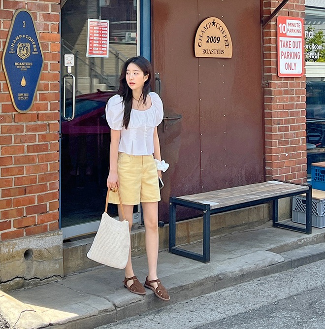Áo blouse trắng - món thời trang nhất định nên sắm hè này - Ảnh 1. Áo blouse trắng - món thời trang nhất định nên sắm hè này - Ảnh 1.