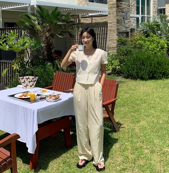 Áo blouse trắng - món thời trang nhất định nên sắm hè này - Ảnh 9. Áo blouse trắng - món thời trang nhất định nên sắm hè này - Ảnh 9.