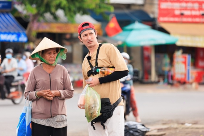 Diễn viên Huy Khánh vật vã đi bán trái cây ở chợ để kiếm tiền - Ảnh 1.