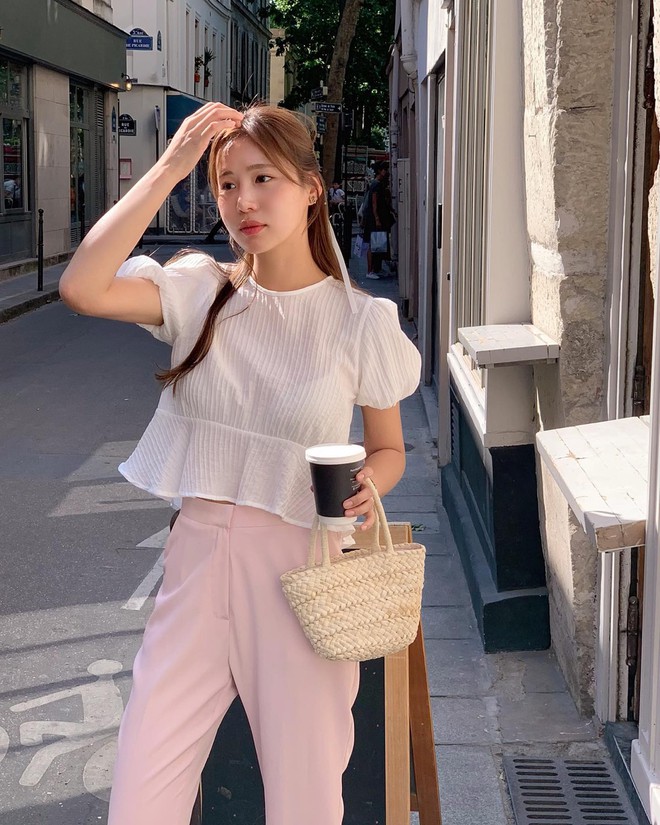Áo blouse trắng - món thời trang nhất định nên sắm hè này - Ảnh 7. Áo blouse trắng - món thời trang nhất định nên sắm hè này - Ảnh 7.