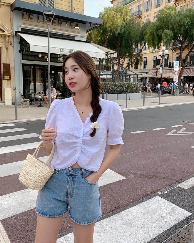 Áo blouse trắng - món thời trang nhất định nên sắm hè này - Ảnh 6. Áo blouse trắng - món thời trang nhất định nên sắm hè này - Ảnh 6.