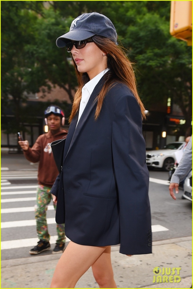 Kendall Jenner lên đồ độc lạ với mốt giấu quần chuẩn fashionista ra phố - Ảnh 4.