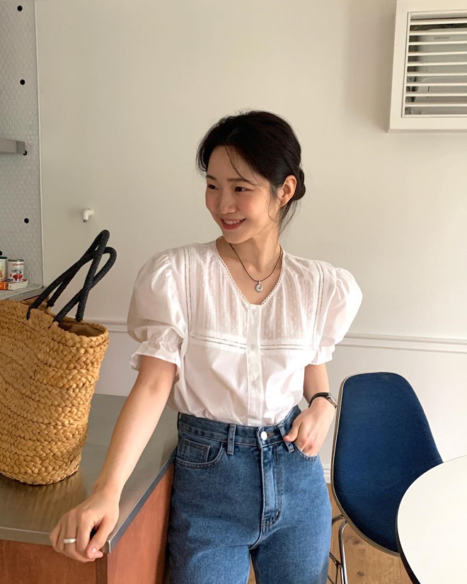 Áo blouse trắng - món thời trang nhất định nên sắm hè này - Ảnh 2. Áo blouse trắng - món thời trang nhất định nên sắm hè này - Ảnh 2.