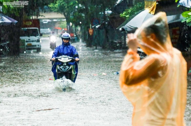 Nhiều nơi trên cả nước mưa to trong ngày đầu tháng 8 - Ảnh 1.